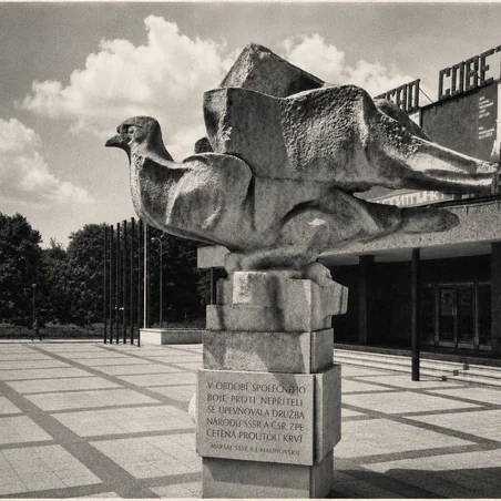 Historická fotografie Domu družba a sochy Holubice míru