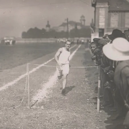 Historická fotografie běžeckého závodu ve sportovním areálu Orlák